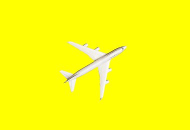 Beyaz uçak, sarı renkli uçak. Kopya alanı olan gökkuşağı gradyan arkaplan. Üst manzara, düz yatış. Asgari tarz tasarım. Seyahat, tatil konsepti. Pankart
