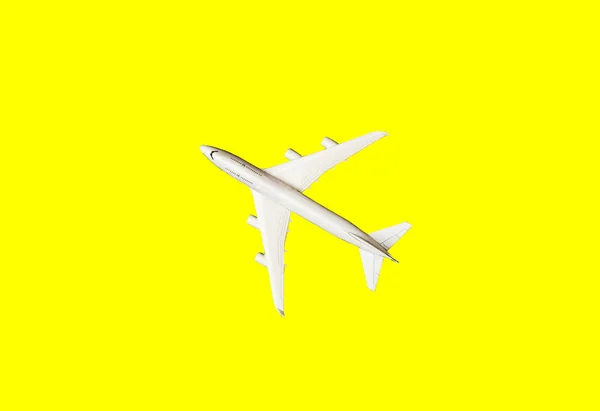 White plane, airplane in yellow color. Rainbow gradient background with copy space. Top view, flat lay. Minimal style design. Travel, vacation concept. Banner — 스톡 사진