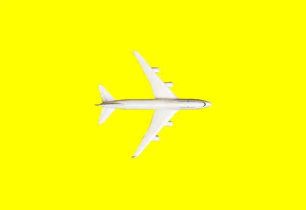 White plane, airplane in yellow color. Rainbow gradient background with copy space. Top view, flat lay. Minimal style design. Travel, vacation concept. Banner — 스톡 사진