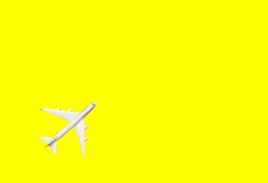 Beyaz uçak, sarı renkli uçak. Kopya alanı olan gökkuşağı gradyan arkaplan. Üst manzara, düz yatış. Asgari tarz tasarım. Seyahat, tatil konsepti. Pankart