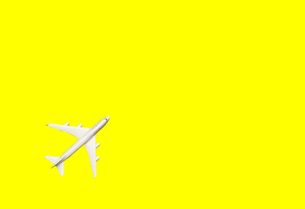 Λευκό αεροπλάνο, σε κίτρινο χρώμα. Ουράνιο τόξο κλίση φόντο με αντίγραφο χώρο. Πάνω άποψη, επίπεδη lay. Ελάχιστος σχεδιασμός στυλ. Ταξίδι, έννοια διακοπών. Μπάνερ — Φωτογραφία Αρχείου
