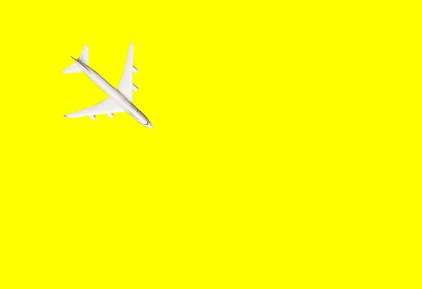 White plane, airplane in yellow color. Rainbow gradient background with copy space. Top view, flat lay. Minimal style design. Travel, vacation concept. Banner — 스톡 사진