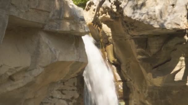 Belle Cascade Dans Les Montagnes Avec Forêt Verte Azerbaïdjan — Video