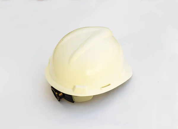 Пластиковый жесткий белый защитный шлем на белом фоне . — стоковое фото