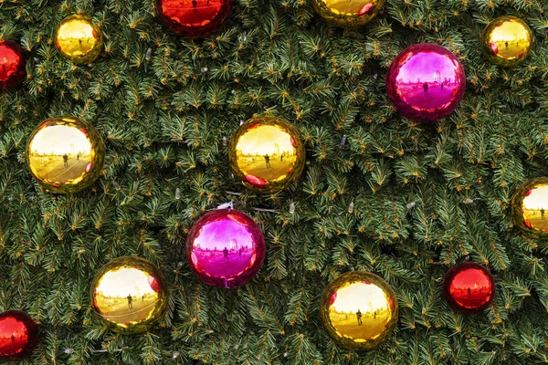 Árbol de Navidad y regalos, Árbol de Navidad decorado con juguetes coloridos . — Foto de Stock