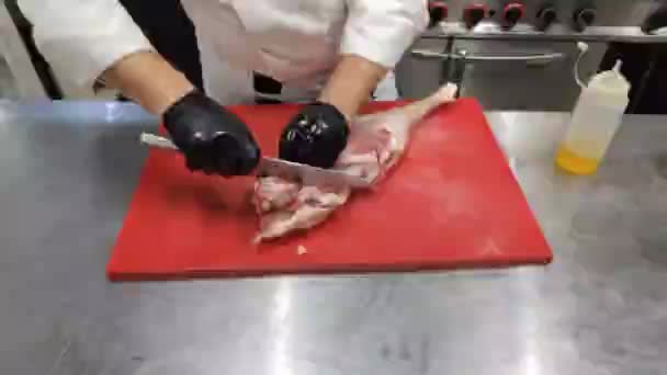 Chef Del Restaurante Prepara Carne Cocinar Platos Con Pierna Cocida — Vídeo de stock