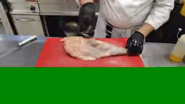 Chef Kok Het Restaurant Bereidt Vlees Kookschalen Met Gekookte Lamsbout — Stockvideo