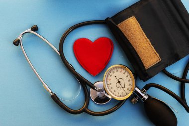 Mekanik basınç ölçme cihazı, beyaz zemin üzerinde kırmızı kalp. Sağlık hizmetlerini kabul et. Kardiyoloji - kalbin bakımı