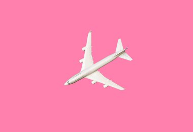 Model uçak, kopya alanı ile pembe pastel renkli arka plan üzerinde uçak. Düz döşeme tasarımı. Pembe arka planda seyahat konsepti. pembe renk arka plan üzerinde üst görünüm model düzlem.