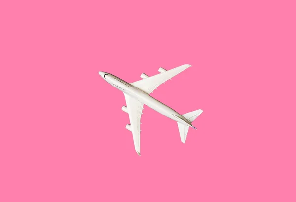 Modelo plano, avión sobre fondo de color pastel rosa con espacio de copia.Diseño plano de laice.Concepto de viaje sobre fondo rosa. plano modelo vista superior sobre fondo de color rosa . — Foto de Stock