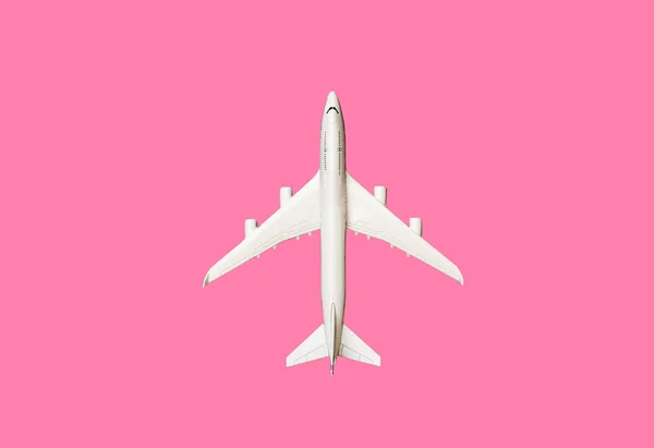 Avião modelo, avião sobre fundo cor pastel rosa com cópia espaço.Plano lei.Conceito de viagem no fundo rosa. plano de modelo de vista superior no fundo de cor rosa . — Fotografia de Stock