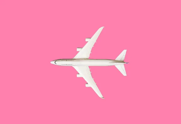 Avion modèle, avion sur fond rose pastel couleur avec espace de copie.Conception de pose plat.Concept de voyage sur fond rose. vue du dessus plan modèle sur fond de couleur rose . — Photo