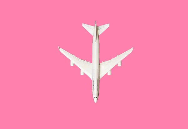 模型平面，飞机在粉红色柔和的颜色背景与复制空间。平铺设计。粉红色背景的旅行概念。粉红色背景上的顶部视图模型平面. — 图库照片