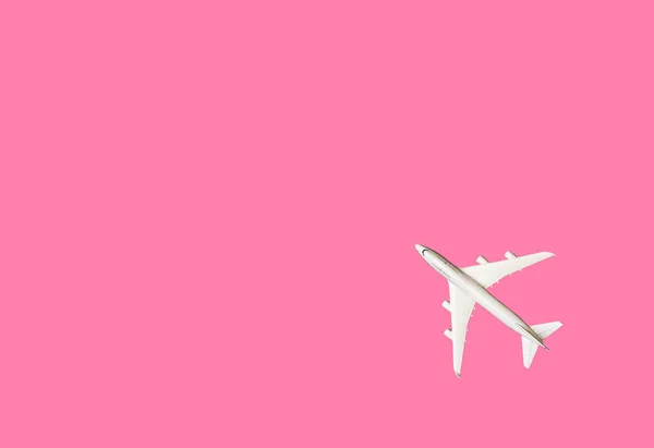 Modelová rovina, letadlo na růžově pastelové barevné pozadí s prostorem pro kopírování. Plochý návrh. Cestovní koncept na růžovém pozadí. Horní rovina pohledu na růžovou barvu pozadí. — Stock fotografie