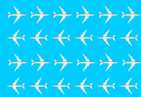 Λευκό μοντέλο επιβατικού αεροπλάνου σε μπλε φόντο — Φωτογραφία Αρχείου
