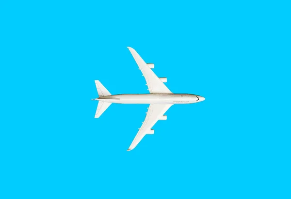 Modelo blanco de avión de pasajeros sobre fondo azul — Foto de Stock