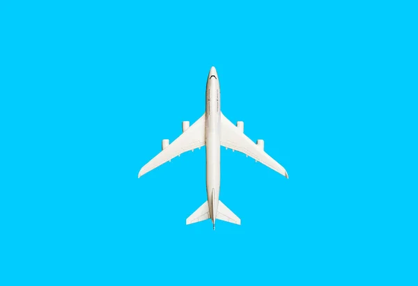 Biały model samolotu pasażerskiego na niebieskim tle — Zdjęcie stockowe