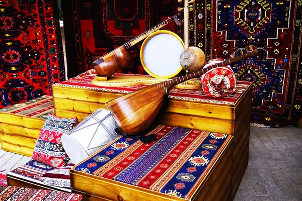 Instrumentos musicales de mugam de recuerdo. Instrumento nacional de música folk de Azerbaiyán. Instrumentos de cuerda de madera .Souvenir de Azerbaiyán . — Foto de Stock