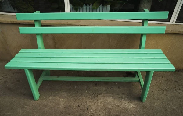 Wooden park bench at a park — Stock Photo, Image