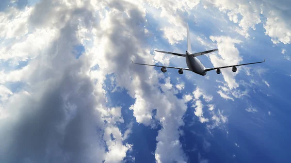 Passagierflugzeug im Flug. Flugzeuge fliegen hoch in den blauen Himmel über den Wolken. Seitenansicht des Flugzeugs — Stockfoto