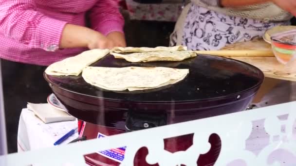 Vrouw roostert Oost, nationaal, Turks, Azerbeidzjaans cheburks, taarten — Stockvideo