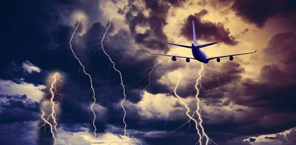 Blitzeinschlag im Gewitter in der Nähe des Flugzeugs — Stockfoto