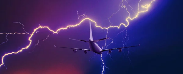 Blitzeinschlag im Gewitter in der Nähe des Flugzeugs — Stockfoto