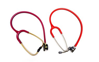 Beyaz arka planda kırmızı steteskop. Tıp ve sağlık kavramı.