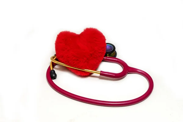 Czerwony stetoskop i czerwone serce na białym tle.Koncepcja medycyny i zdrowia — Zdjęcie stockowe