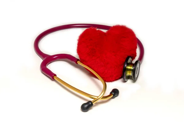 Beyaz arka planda kırmızı steteskop ve kırmızı kalp. Tıp ve sağlık kavramı. — Stok fotoğraf