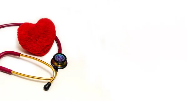 Красный стетоскоп и красное сердце на белом фоне. — стоковое фото