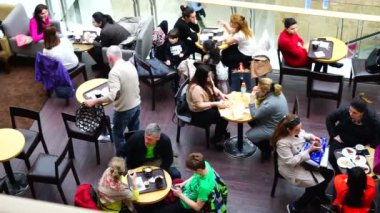 Baki, Azerbaycan, 20 Haziran 2019: İnsanlar, erkekler ve kadınlar bir kahve dükkanında kahve içiyorlar. Yukarıdan görünüşü