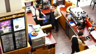 Baki, Azerbaycan, 20 Haziran 2019: İnsanlar, erkekler ve kadınlar bir kahve dükkanında kahve içiyorlar. Yukarıdan görünüşü