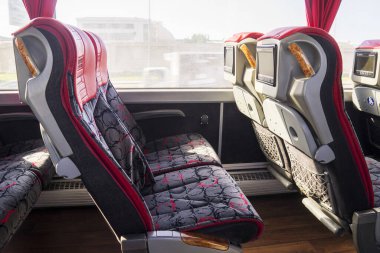Turist otobüsündeki koltuklar, sergide çekilen.