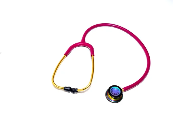 Czerwony stetoskop na białym tle.Koncepcja medycyny i zdrowia.Kopiuj przestrzeń — Zdjęcie stockowe
