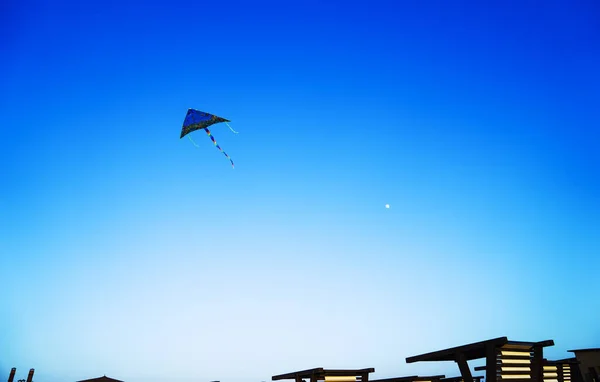 Pipa Voando Céu Azul — Fotografia de Stock