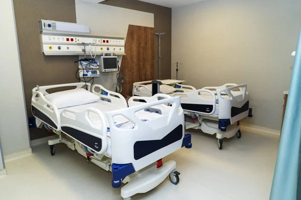近代的な病院 コロナウイルス パンデミック Covid 19を備えたベッドと快適な医療を備えた病院の部屋 — ストック写真