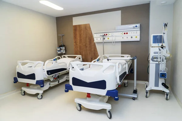 在现代化医院里配备有病床和舒适的医疗设备的医院房间 大流行病 Covid — 图库照片