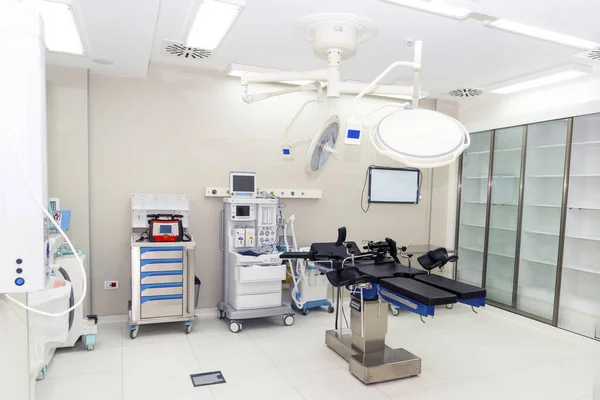 Tomma moderna operationssal på sjukhus för bakgrund. Bra belysning. Fluoroskop och anestesiologi maskin med TV att sända — Stockfoto