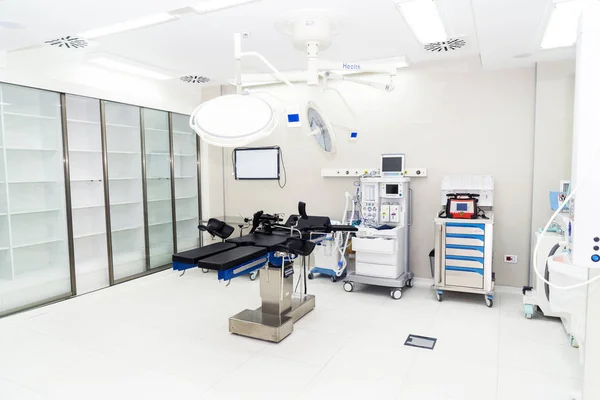 Tomma moderna operationssal på sjukhus för bakgrund. Bra belysning. Fluoroskop och anestesiologi maskin med TV att sända — Stockfoto