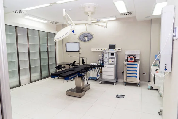 医院内空出现代化手术室作为背景.照明很好电视放映机和麻醉机 — 图库照片