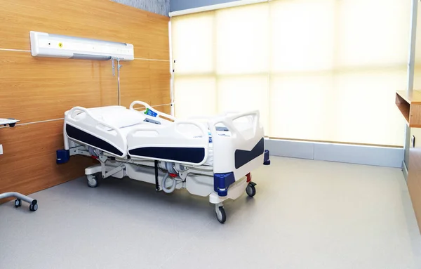 Hospital room with beds and comfortable medical equipped in a modern hospital — Stock Photo, Image