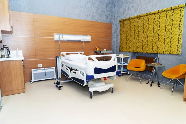 Chambre d'hôpital avec lits et confortable équipement médical dans un hôpital moderne — Photo