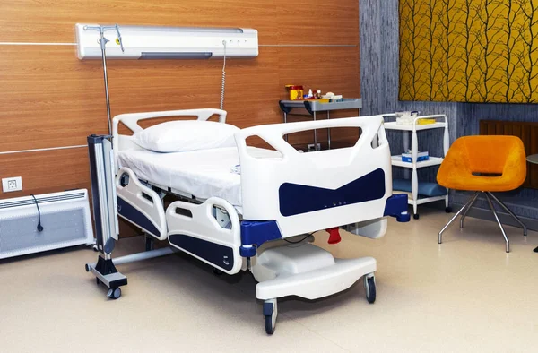 Quarto de hospital com camas e confortável médico equipado em um hospital moderno — Fotografia de Stock