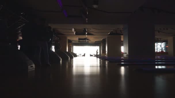 Silhouette des Amis de jouer et de s'amuser au bowling jeu vidéo de loisirs HD. Un jeune homme et une jeune femme lancent un ballon sur la voie. hobby et les concours . — Video
