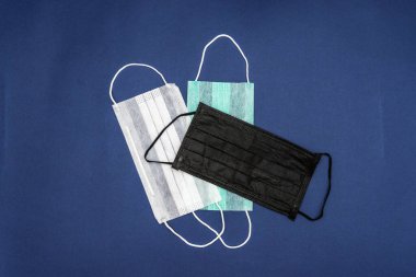 Tıbbi maske koruyucu, mavi arka planda tek kullanımlık cerrahi maske. Ağız ve burun maskesi. Sağlık sigortası ve sağlık sigortası..