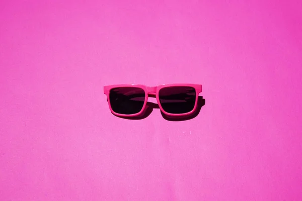 Occhiali Sole Rosa Modello Sfondo Pastello Concetto Estivo Minimo Stampa — Foto Stock