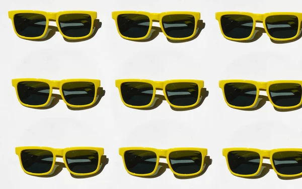 Patrón Gafas Sol Amarillas Sobre Fondo Pastel Blanco Concepto Verano —  Fotos de Stock