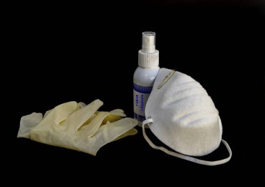Virüs koruması. Tıbbi maske, dezenfektan jeli ve siyah arka planda laboratuvar eldivenleri. Coronavirus hastalığı COVID-19 salgını olabilir. Tıbbi solunum bandajı yüzü