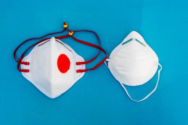 Koronavirüsü önle. Tıbbi maske, tıbbi koruyucu maske mavi arka planda izole edilmiş. Tek kullanımlık yüz maskesi ağız ve burnu kapatır. Sağlık sigortası Coronavirus karantinası, hijyen konsepti